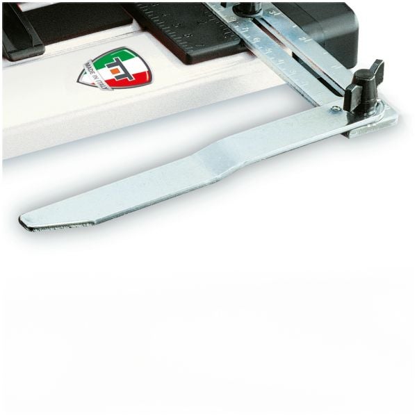 Detailansicht einer Schneidemaschine mit Winkelanschlag und Made in Italy Zeichen