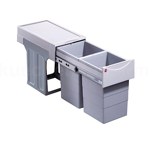 Ausziehbarer Einbau-Abfallsammler aus Kunststoff mit zwei Müllbehältern und Teleskopschienen für Küchenunterschränke.