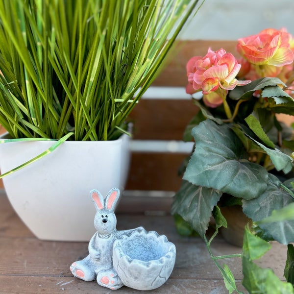 Osterhasen Deko Figur aus Stein mit integriertem Pflanzgefäß in Eierform für die Frühlingsdekoration auf dem Tisch