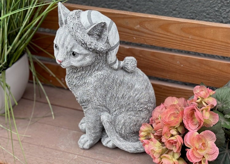 Dekorative Gartenfigur sitzende Katze mit Mütze aus Kunststein für den Außenbereich