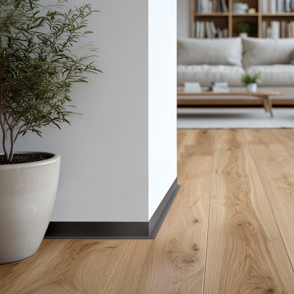 Raumansicht mit Holzboden, Sockelleiste und Zimmerpflanze