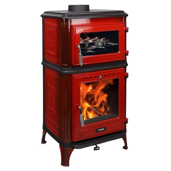 Roter Kaminofen mit Backofen, zwei Sichtscheiben, loderndem Feuer in der Brennkammer, Gebäck im Backfach und 365 Logo.