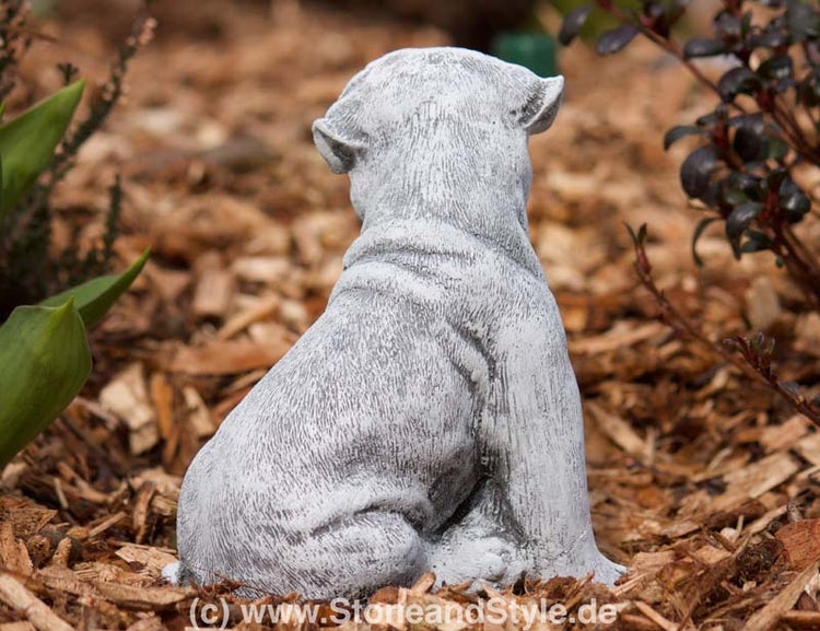 Steinfigur eines sitzenden Hundes für die Gartendekoration aus witterungsbeständigem Material