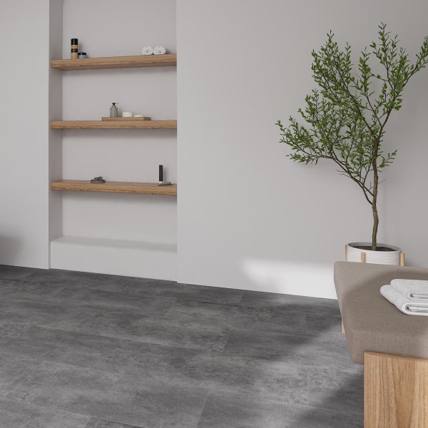 Badezimmer mit grauen Fliesen, Regalen, Dekoration und Pflanze