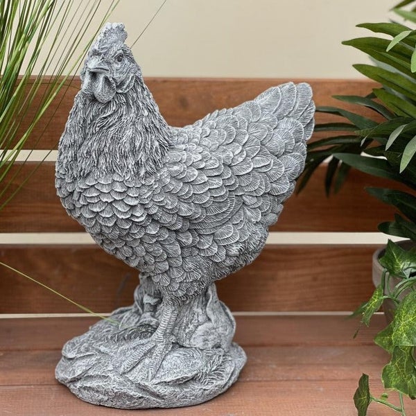 Detaillierte Gartenfigur in Form eines Huhns aus wetterfestem Material, ideal als Dekoration für Garten, Balkon oder Terrasse.