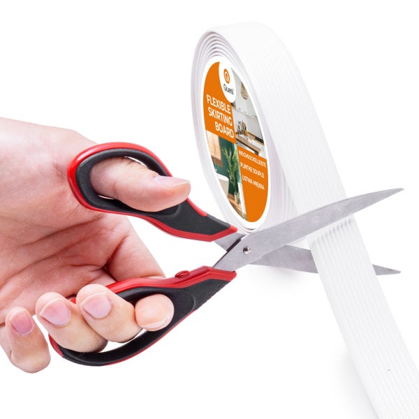 Flexible Sockelleiste wird mit einer Schere zugeschnitten.