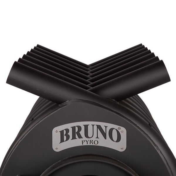 Detailansicht eines Bruno Pyro Holzofens mit Rippenstruktur und Logo.