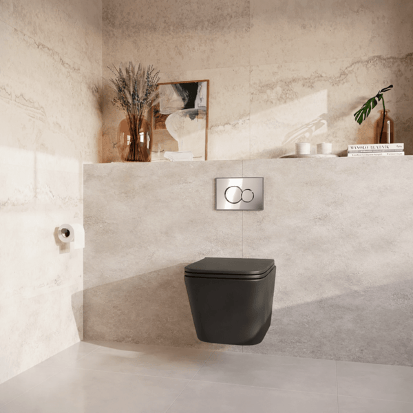 Modernes Badezimmer mit wandhängendem WC in Schwarz und metallischer Betätigungsplatte vor beigen Fliesen.