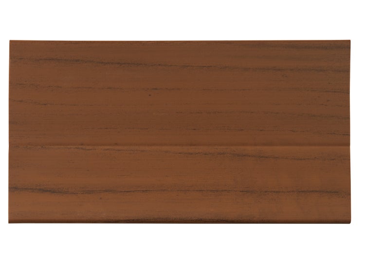 Eine einzelne Terrassendiele aus WPC mit Holzmaserung als Bodenbelag für den Außenbereich.