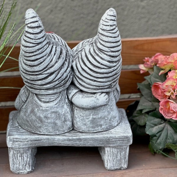 Gartenzwerg-Dekofigur in Steinoptik, zwei sich umarmende Zwerge von hinten auf einer kleinen Bank sitzend.