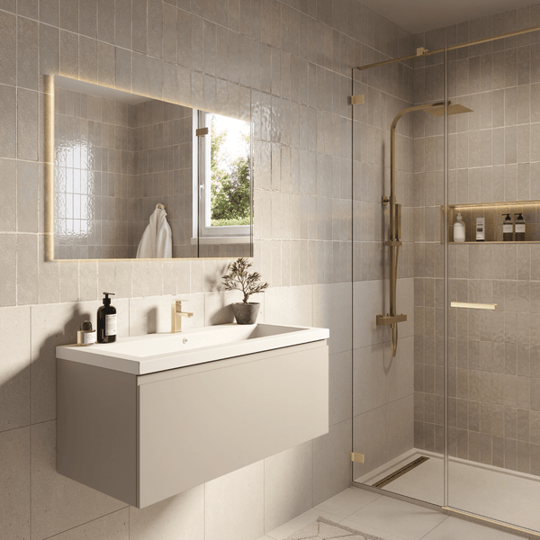 Modernes Badezimmer mit hängendem Waschtischunterschrank, weißem Waschbecken, goldener Armatur, Leuchtspiegel und begehbarer Dusche.