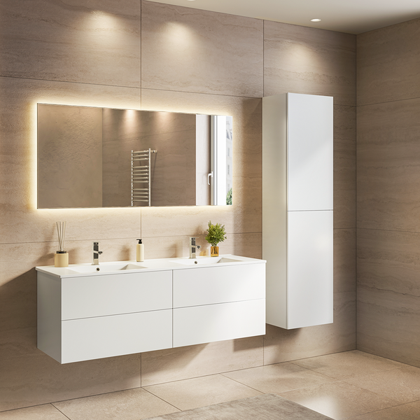 Modernes Badezimmer mit wandmontiertem Doppelwaschtisch, beleuchtetem Wandspiegel und hohem Seitenschrank in einem Raum mit großflächigen Fliesen.
