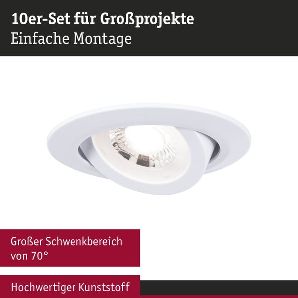 Modernes zweiflügeliges Einfahrtstor in Anthrazit mit horizontalen Lamellen und Dekorausschnitten zwischen hellen Steinpfosten vor einem Wohnhaus.