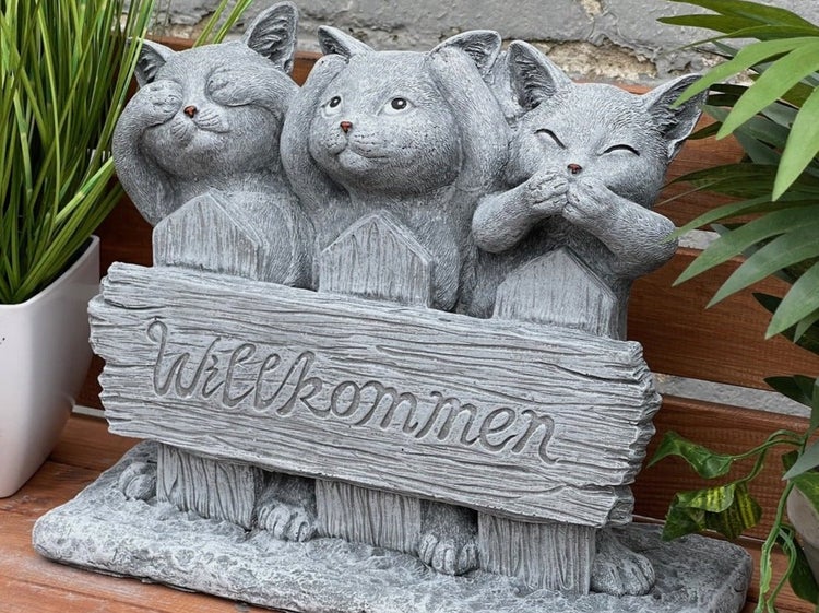 Gartenfigur drei Katzen hinter einem Zaun mit Willkommen Schriftzug aus Steinguss