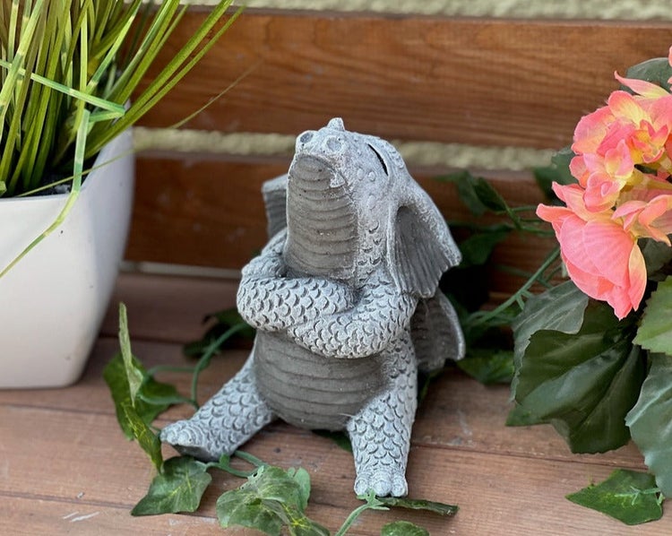 Kleine Drachen-Gartenfigur in Stein-Optik, sitzend mit verschränkten Armen und nach oben blickend.