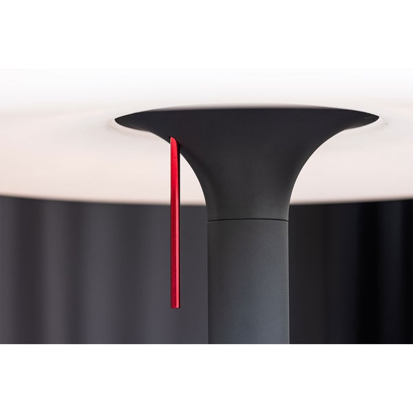 Schlafzimmer im Dachgeschoss mit Bett, Holzbank und floraler Tapete