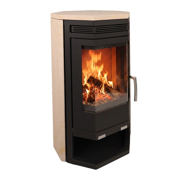 Kaminofen mit Natursteinverkleidung und brennendem Holzfeuer hinter einer Sichtscheibe