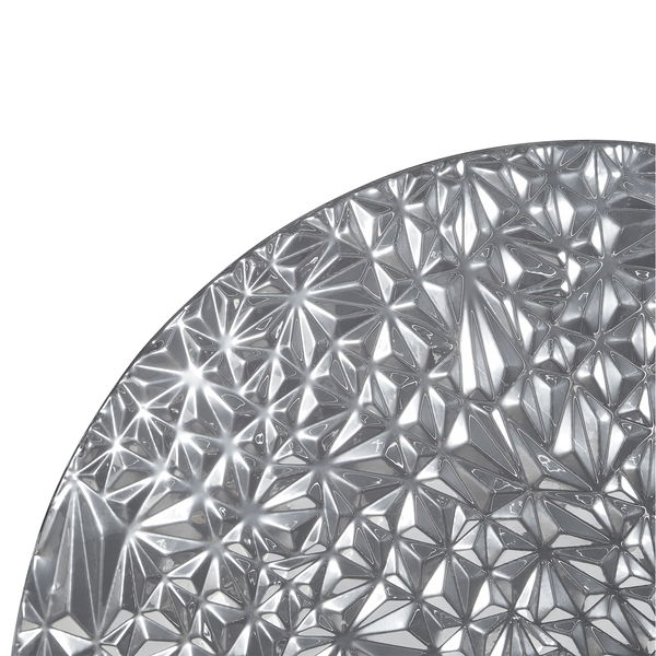 Dekoratives Interieur mit Spiegel, Tisch und Dekorationsgegenständen.