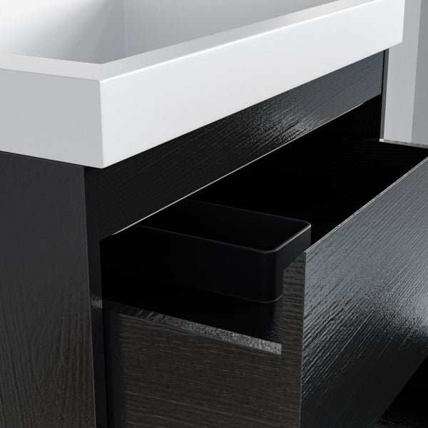 Waschtischunterschrank mit Holzstruktur, weißem Waschbecken und einer geöffneten Schublade mit Inneneinteilung.