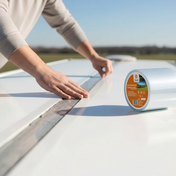 Person befestigt wasserfestes Reparaturklebeband auf einer Oberfläche. Rolle des Klebebands im Bild.