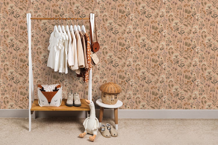 Kinderzimmer mit Kleiderständer, Kleidung, Spielzeug und geblümter Tapete