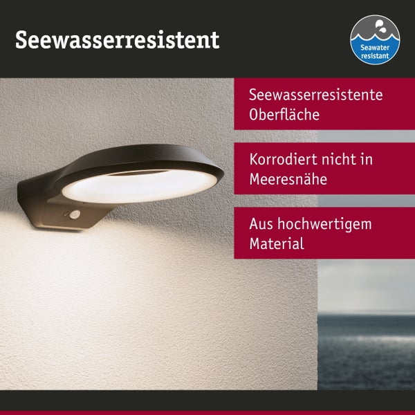 Gartentür mit weißem Dekor zwischen zwei Steinsäulen