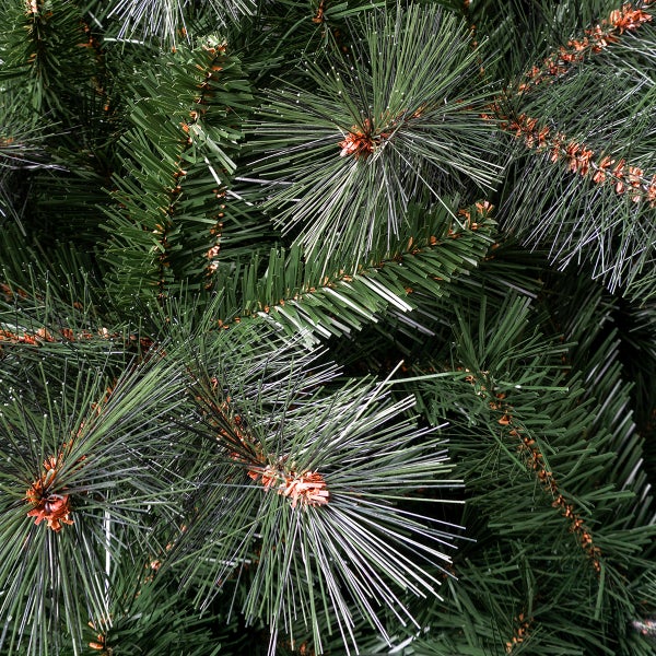 Detailaufnahme eines künstlichen Weihnachtsbaums mit Tannenzweigen