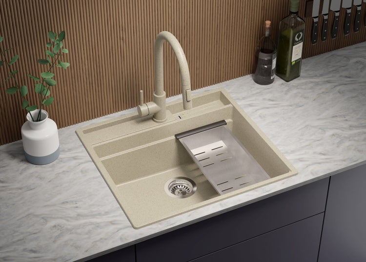 Spüle aus Quarzkomposit mit Armatur und Abtropfschale in einer Küchenanordnung
