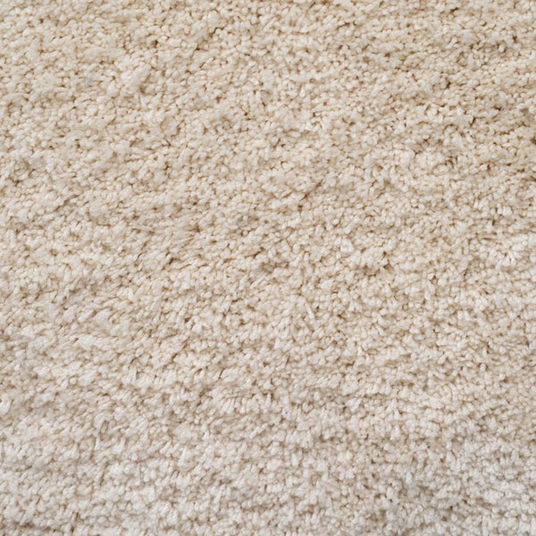 Nahaufnahme der Textur eines cremefarbenen Hochflor-Teppichs.
