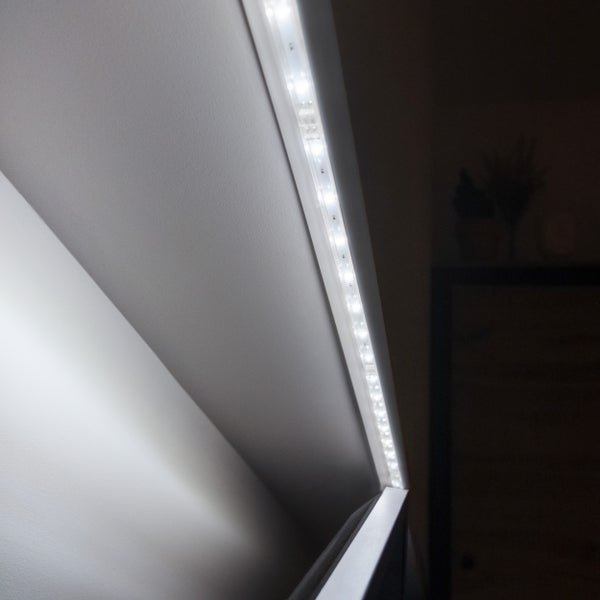 Nahaufnahme eines beleuchteten LED-Streifens an einer Decke