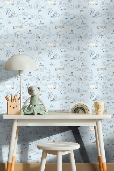 Kinderzimmer mit Kindertisch, Stuhl und Tapete mit Stadtmotiv