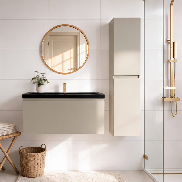 Modernes Badezimmer mit Waschtisch, wandhängendem Unterschrank, Hochschrank, rundem Spiegel und begehbarer Dusche mit Armaturen in Goldoptik.