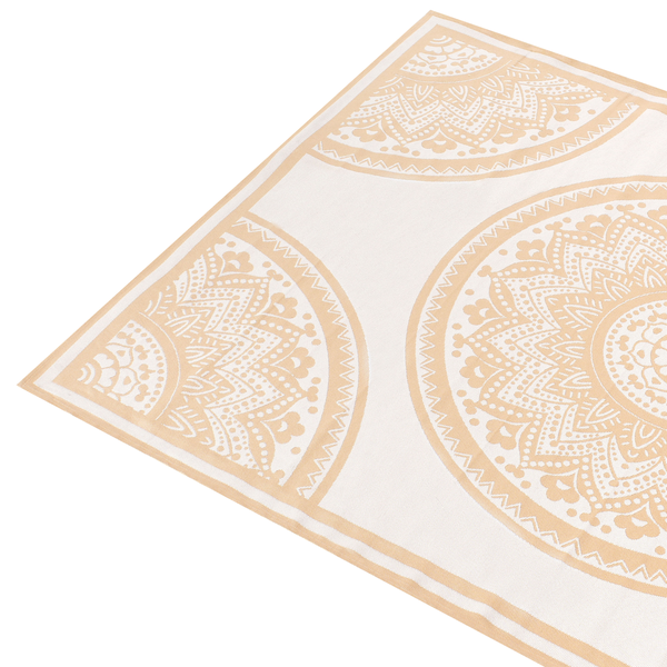 Beigefarbener Outdoor-Teppich mit großen weißen Mandala-Mustern und floralen Details.