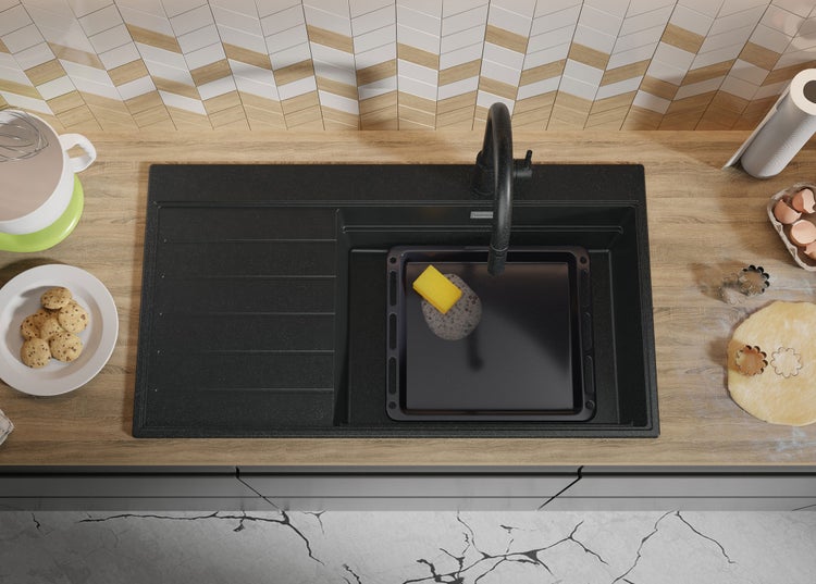 Küchenszene mit Spüle, Armatur und Backutensilien auf einer Arbeitsplatte