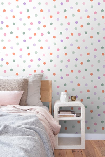 Schlafzimmer mit Bett, Nachttisch und Tapete mit Punktmuster