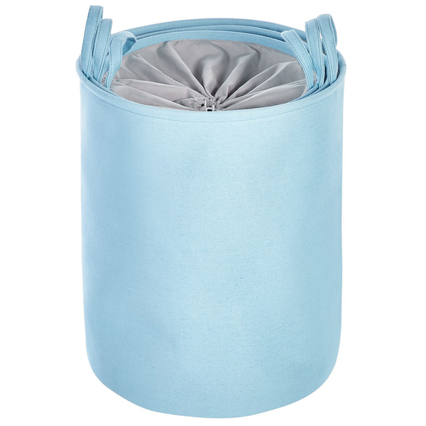 Hellblauer zylindrischer Wäschekorb aus Textil mit zwei Tragegriffen und grauem Kordelzugverschluss.