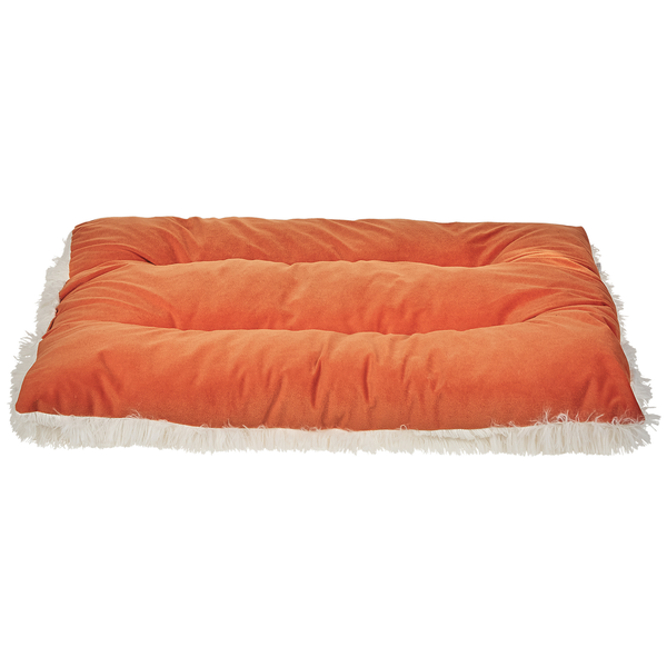 Orangefarbenes rechteckiges Haustierkissen mit weicher Stoffoberfläche und weißem flauschigem Rand.