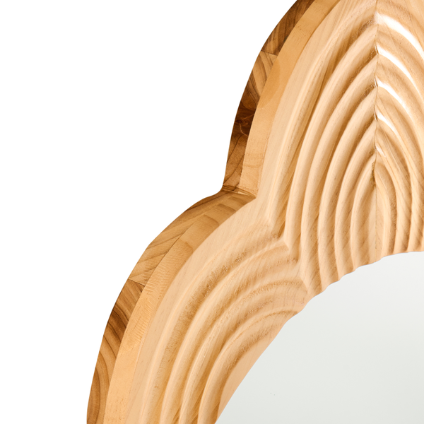 Detailansicht eines Spiegels mit Rahmen aus hellem Holz