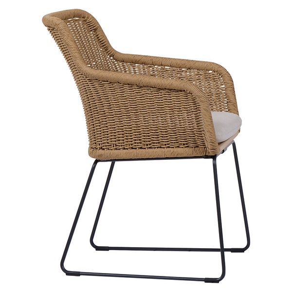 Geflochtener Sessel mit Armlehnen und Metallbeinen