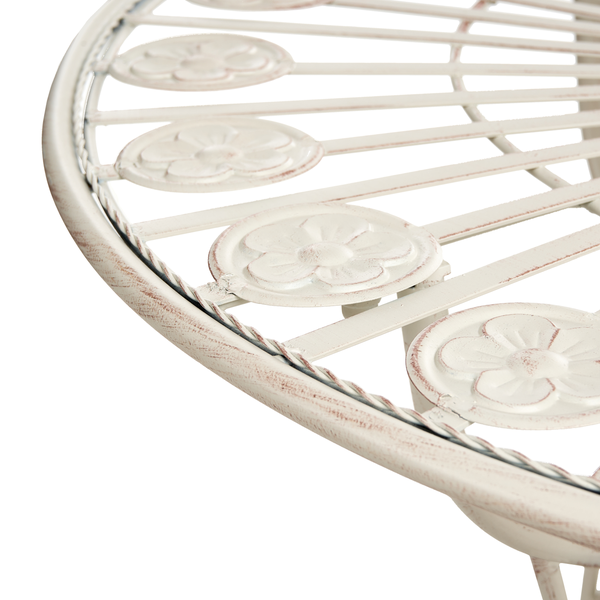 Balkonszene mit Gartentisch aus Metall, zwei Stühlen und Pflanzenkübeln