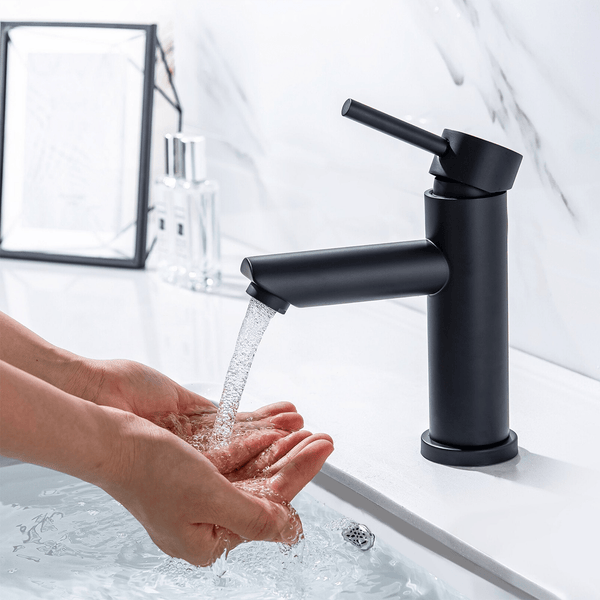 Moderne Einhebel Waschtischarmatur in einem Badezimmer mit laufendem Wasser beim Händewaschen