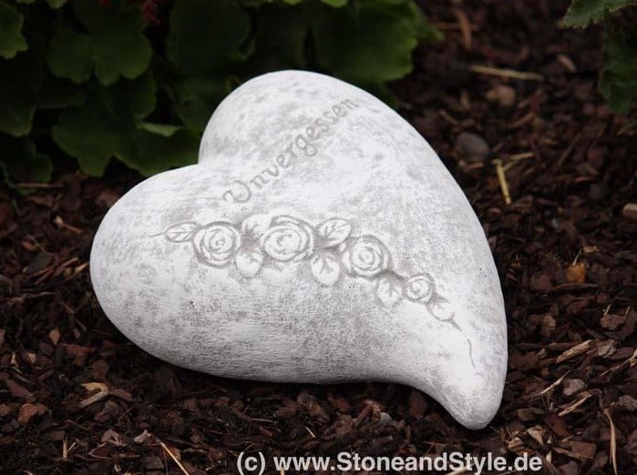 Grabschmuck Herz aus Stein mit Rosenrelief und Inschrift Unvergessen