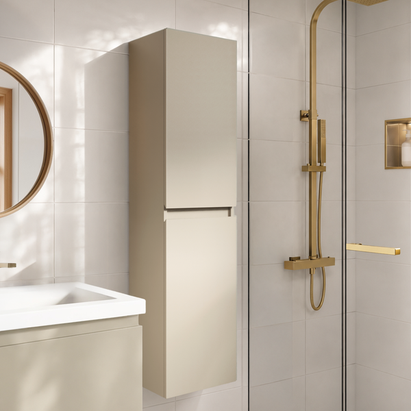 Moderner Badschrank als Hochschrank in einem Badezimmer mit Dusche und Waschtisch.