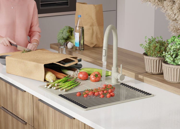 Szene einer hellen Küche mit Spüle, Armatur und frischem Gemüse