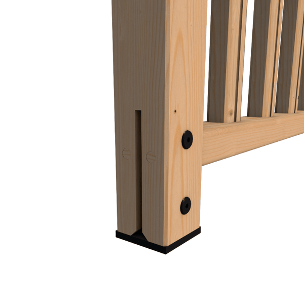 Detailansicht eines Holzrahmens mit Latten und schwarzer Fußabdeckung.