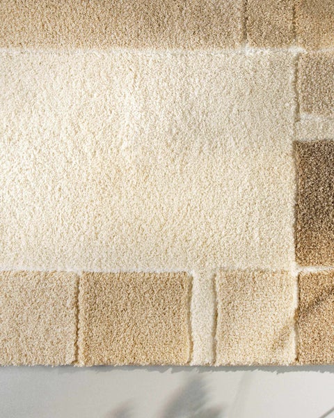Hochflor-Teppich mit geometrischem Blockmuster und weicher Textur.