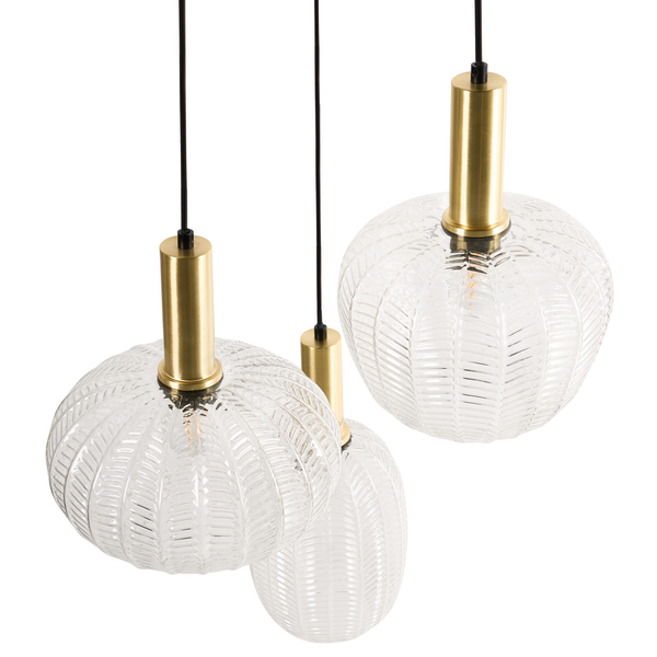 Dreiflammige Hängeleuchte mit klaren Glasschirmen und goldfarbenen Akzenten.