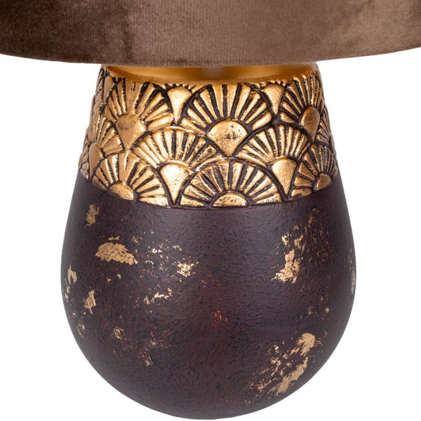 Tischleuchte mit braunem Schirm und goldfarbenen Akzenten