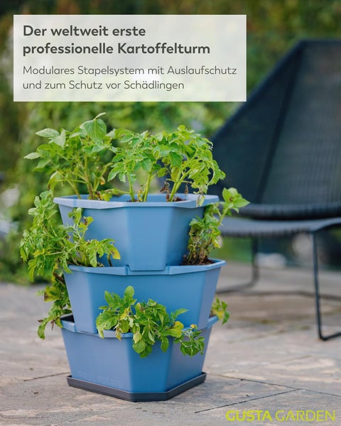 Modularer professioneller Kartoffelturm mit drei Ebenen und Kartoffelpflanzen auf einer hellen, gepflasterten Terrasse. Gusta Garden Logo.