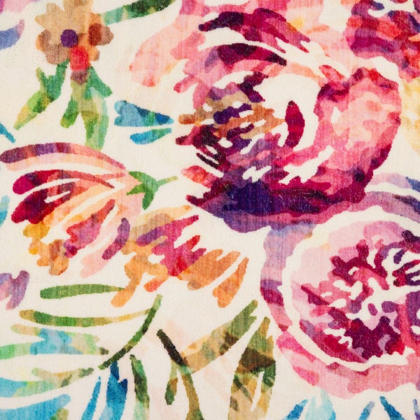 Nahaufnahme einer Textiloberfläche mit abstraktem floralem Aquarellmuster aus bunten Blumen und grünen Blättern.